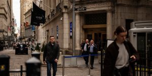 Factors in Moving the Gold Prices Last Night